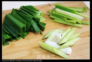 Stir-fried Pork Rolls with Celery and Garlic Sprouts recipe