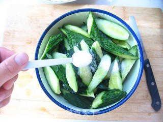 Eat Cucumbers Differently in The Cucumber Season-homemade Spicy Pickled Cucumbers recipe