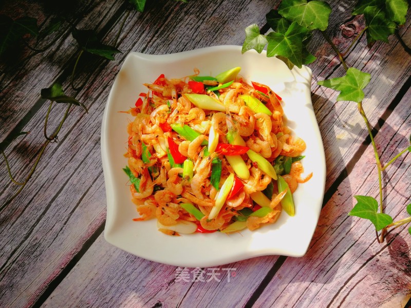 Fried Small River Prawns with Garlic Sprouts recipe