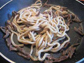 Stir-fried Udon with Beef and Cilantro recipe