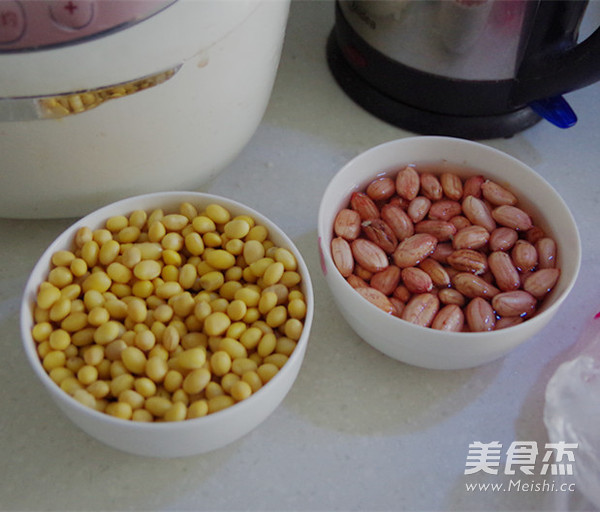 Braised Pig's Trotters with Soybeans and Peanuts recipe