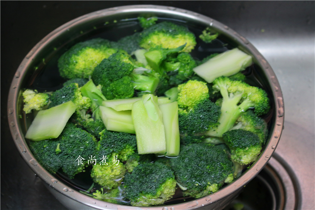 Fried Broccoli with Fungus recipe