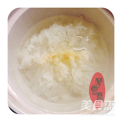 Peach Blossom White Fungus Stuffed Soup with Wine recipe