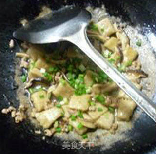 Stir-fried Oat Pimple with Minced Meat and Shiitake Mushrooms recipe