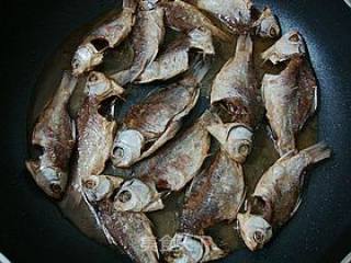 Appetizer with Rice----------【chopped Pepper Dried Crucian Carp】 recipe