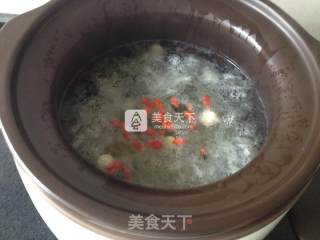 Saponaria, Tremella and Lotus Seed Soup recipe