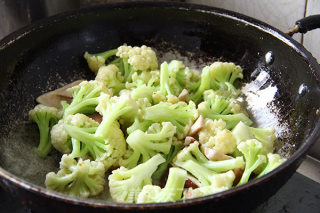 Stir-fried Cauliflower with Shiitake Mushrooms recipe