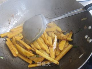 Stir-fried Crescent Bone with Potatoes recipe