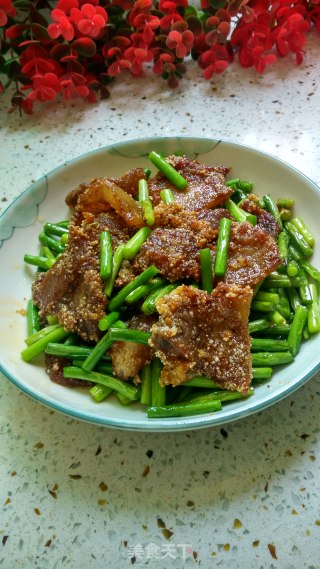 Stir-fried Rice Noodle Pork with Garlic Moss recipe