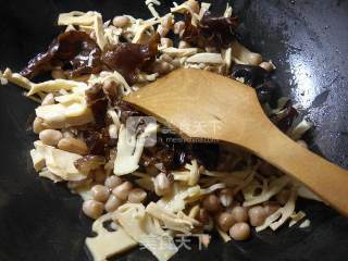 Stir-fried Bamboo Shoots with Black Fungus and Peanuts recipe