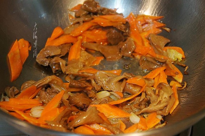 Stir-fried Chinese Cabbage with Yuan Mushrooms that are More Fragrant Than Meat recipe