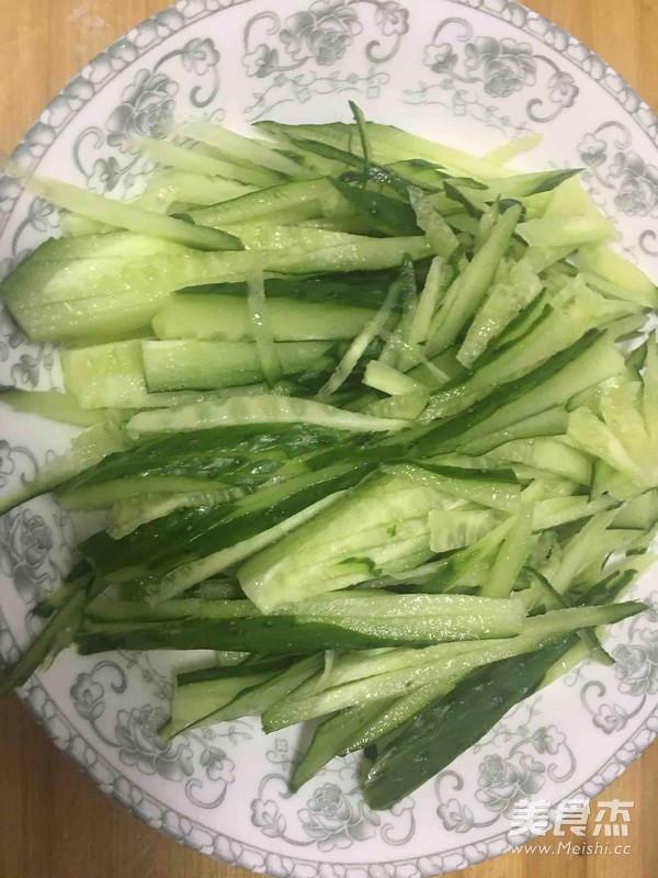 Cucumber Mixed with Tofu Shreds recipe