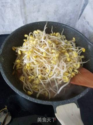 Fried Noodles with Soy Sprouts and Pork recipe