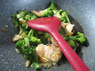 Stir-fried Broccoli with Duck Eggs and Shredded Mustard recipe