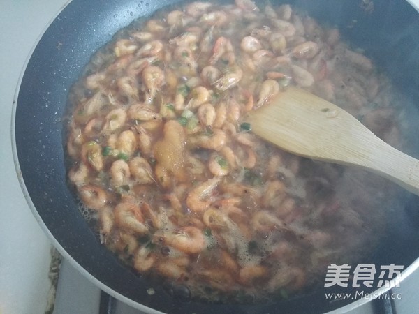 Stir-fried River Prawns with Garlic Leaves recipe