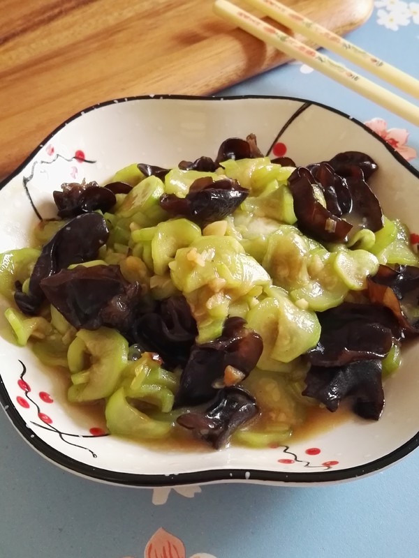 Stir-fried Loofah with Black Fungus recipe