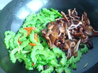 Stir-fried Bitter Gourd with Cured Pig Ears recipe