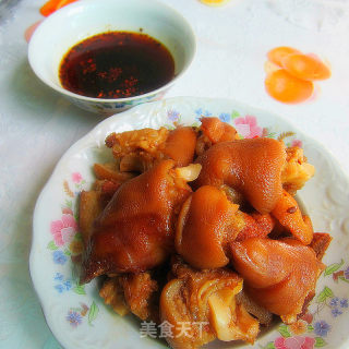 Sauce-flavored Pig's Feet Dipped in Sauce---the Taste is Different---hakka Cuisine recipe