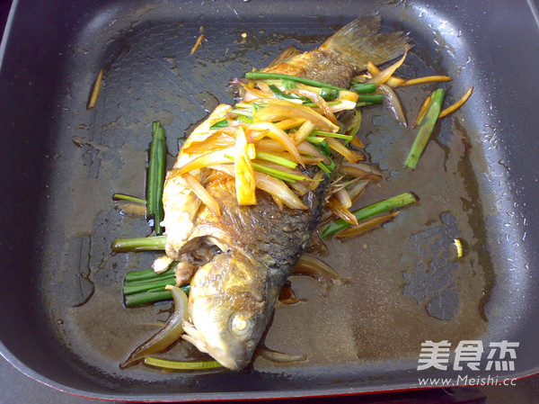 Grilled Crucian Carp with Onions recipe