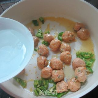 Stir-fried Meatballs with Green Peppers recipe