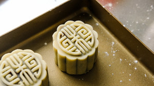 Traditional Egg Yolk and Bean Paste Mooncakes│dolly Peanut Oil X Gold Family Banquet recipe