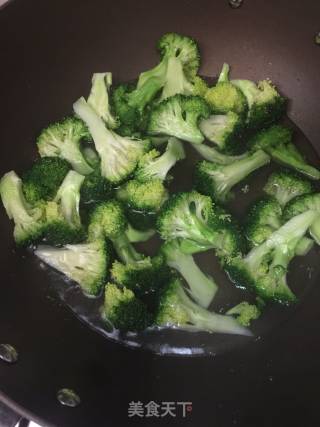 Fried Pork with Broccoli Cloud Ears recipe