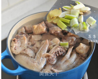 Classic Finale Soup for The Annual Banquet [sea Cucumber and Mushroom Chicken Soup with Fresh Eyebrows] recipe