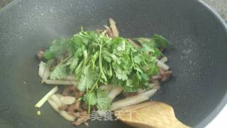 Stir-fried Shredded Pork with Sydney Cilantro recipe