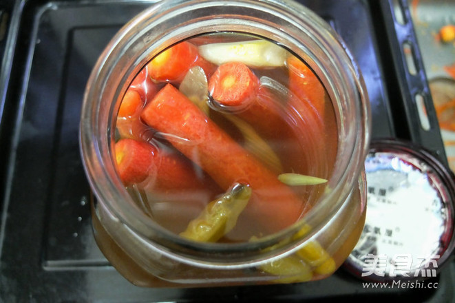 Pickled Pepper Finger Carrots recipe