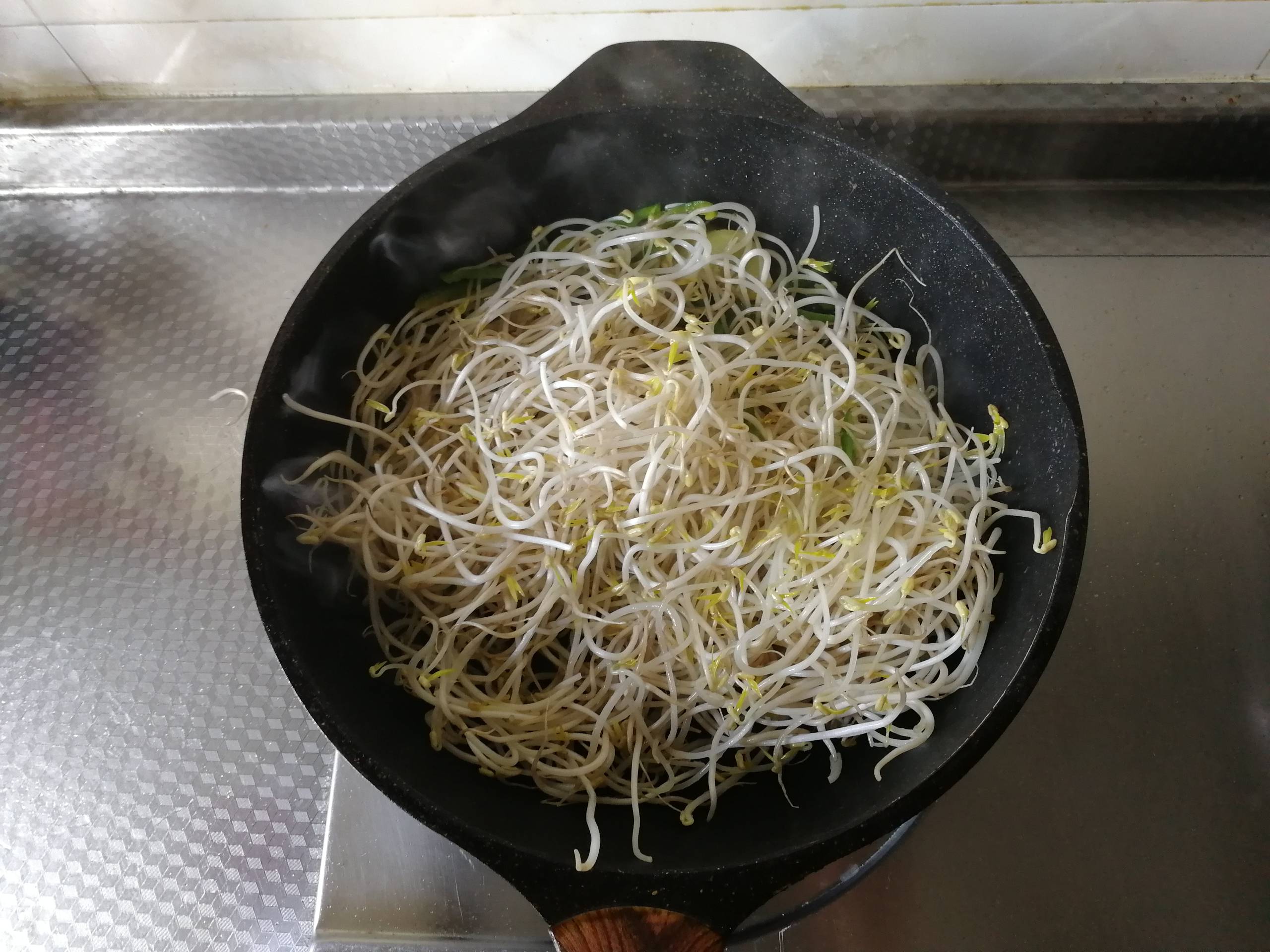 Stir-fried Mung Bean Sprouts with Shredded Green Pepper recipe