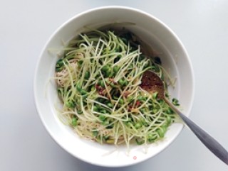 Bean Sprouts Mixed with Dried Shreds recipe