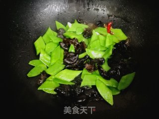 Stir-fried Snow Peas with Wolfberry Fungus recipe