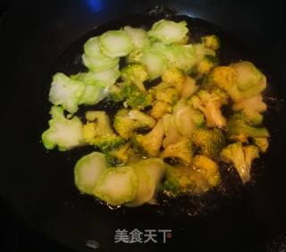 #蛋美食# Fried Broccoli with Eggs recipe