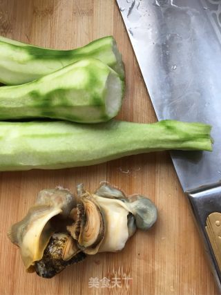 Loofah Stir-fried Conch Slices recipe