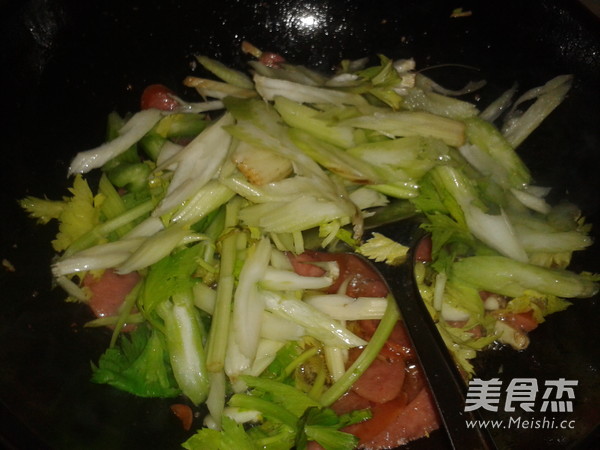 Celery Stir-fried Pork Sausage recipe