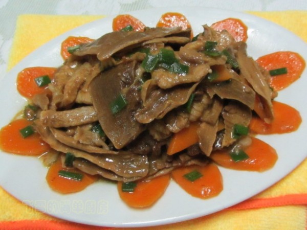 Stir-fried Magnolia Slices with Lean Pork recipe