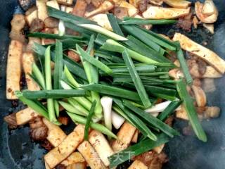 Stir-fried Pork with Garlic Sprouts recipe