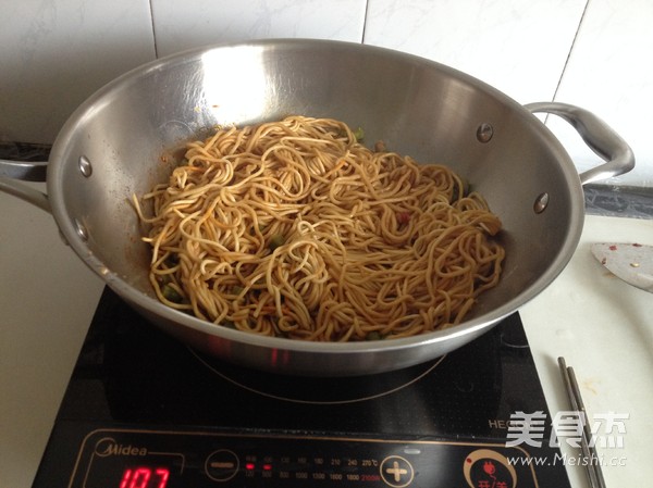 Braised Noodles with Minced Meat and Cowpeas recipe