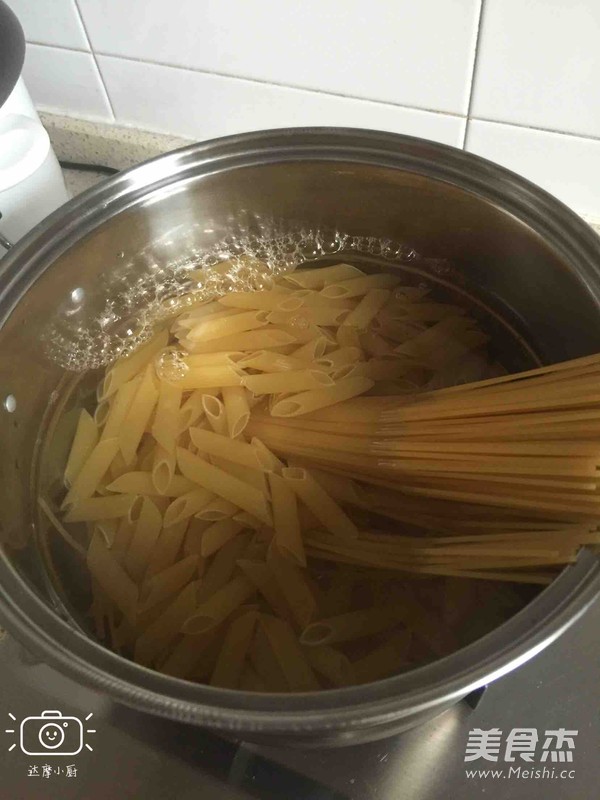 Spaghetti with Tomato Meat Sauce recipe