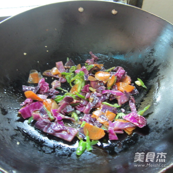 Stir-fried Carrot Slices with Purple Cabbage recipe