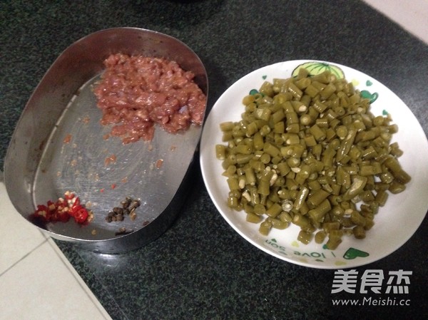 Stir-fried Capers with Pork Moo recipe