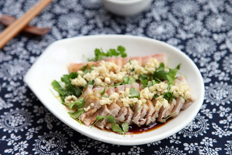 Refreshing White Pork with Garlic recipe