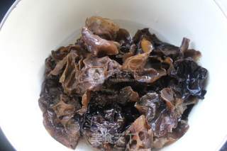 Scrambled Eggs with Home-cooked Fungus recipe