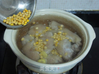 [soybean, Lotus Root and Trotters Soup] recipe