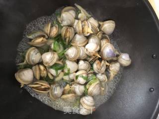 Stir-fried Clams with Ginger and Green Onion recipe