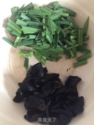 Stir-fried Garlic Sprouts with Cabbage and Black Fungus recipe