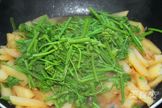 A Favorite Vegetable Dish-braised Potatoes with Bracken recipe