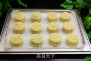 Cantonese-style Lemon Five-core Mooncake recipe