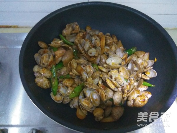 Stir-fried Clams with Korean Spicy Sauce recipe