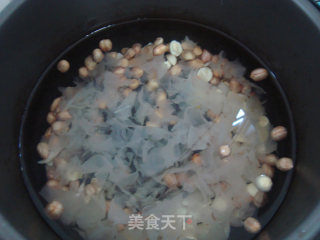 Nourishing and Nourishing Blood Soup: Peanut Lily Tremella Soup recipe